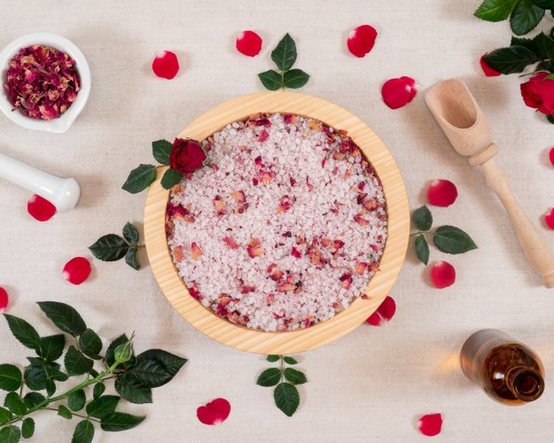 Kúpeľová soľ s okvetnými lístkami ruží - voľne navážená - veľkosť balenia: 10kg → ZĽAVA 12%